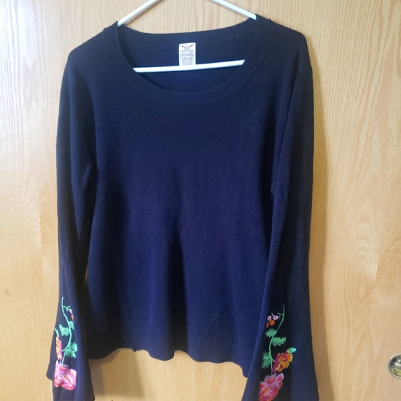 Sweater - Picture 1 of 2